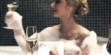 Seksi Sandra pokazala dojku u spotu! (VIDEO)