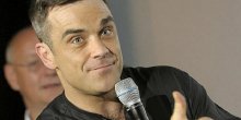 Robi Vilijams pao sa bine, slomio ruku fanu iz publike (VIDEO)