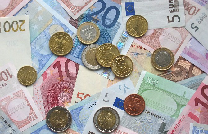 Rekordna štednja stanovništva u bankama, nastavak pada kreditne aktivnosti
