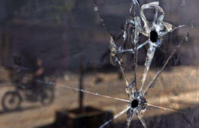 Izbjegnuta tragedija: Zalutali metak umalo pogodio djecu