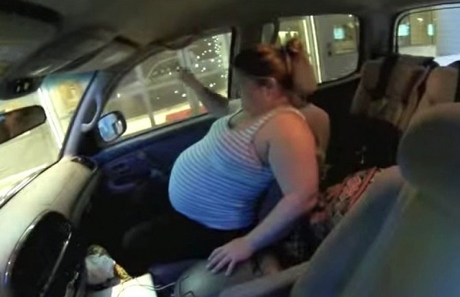 Porodila se stojeći dok se držala za vrata automobila! (VIDEO)
