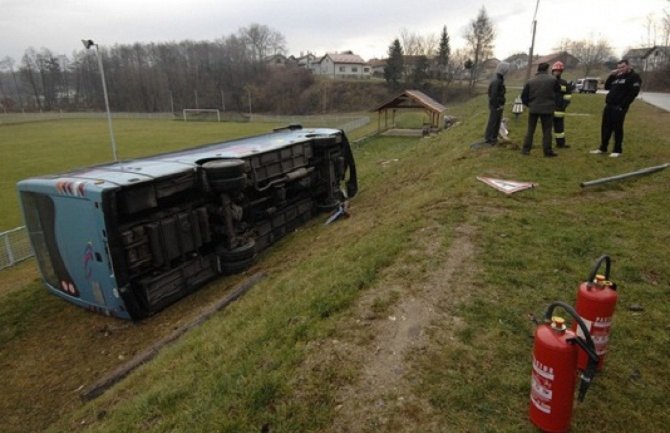 Autobus sletio s puta, povrijeđene 32 osobe, vozač zaspao