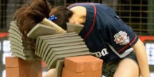 Glavom razbila 10 betonskih ploča (VIDEO)