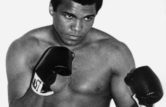 Rukavice Muhameda Alija prodate za 400.000 dolara