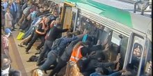 Putnici podigli voz kako bi spasili ''zaglavljenog'' putnika (VIDEO)