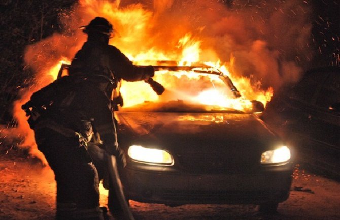 Zapaljena dva automobila srpskih državljana