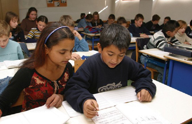 Izrađen bukvar na romskom jeziku