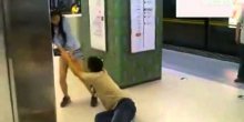 VIDEO:  Kineskinja briše patos metroa svojim dečkom