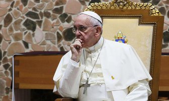 Papa opominje: Pohlepa gura svijet u propast