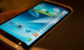 Samsung predstavio pametni telefon sa zakrivljenim displejem