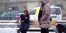 Dijete na autobuskom stajalištu se smrzava – šta biste vi uradili? (VIDEO)