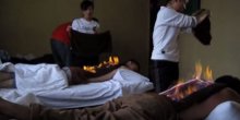 Bizarno! Uljepšavaju se vatrom! (VIDEO)