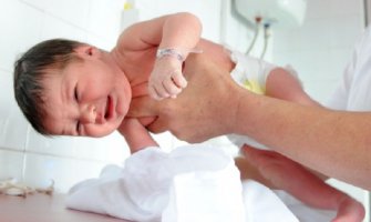 U porođajnoj sali devet očeva i jedna tetka