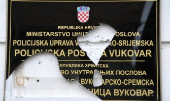 Ponovo polomljena tabla na zgradi policije u Vukovaru
