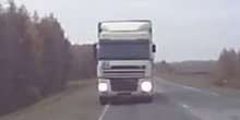 KAKVA BUDALA MORAŠ DA BUDEŠ?! Da probaš ovako nešto u saobraćaju? (VIDEO)