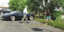 Htjeli da se našale sa njegovim lamborginijem, ali to se završilo veoma loše (VIDEO)