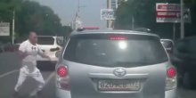 NEMA TU RASPRAVE: Rusi pesnicama rješavaju saobraćajne nesporazume!