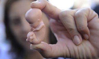 Abortiralo stotinu maloljetnica