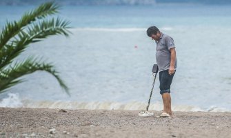 U pijesku budvanskih plaža traži novac i zlato