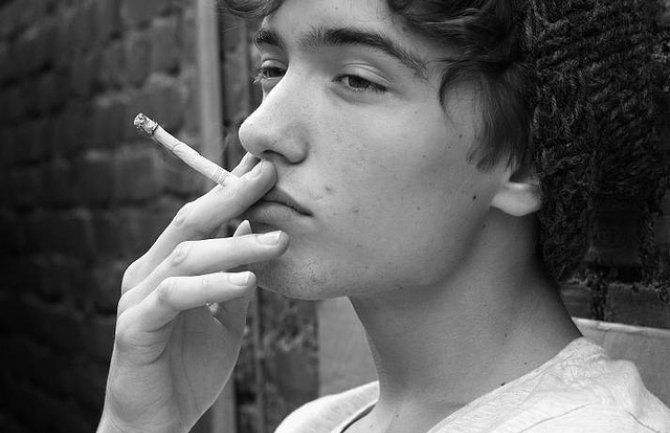 Sve više djece  puši, cigarete lako dostupne