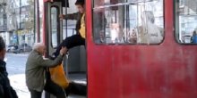 Brojač putnika šutirao starca (VIDEO)