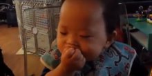 Pogledajte kako se ova beba bori sa snom (VIDEO)