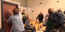 Otac stolicom gađao sudiju zbog blage kazne ubici njegove ćerke (VIDEO)