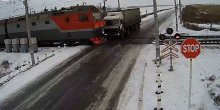 Stravičan udes kamiona i dva voza (VIDEO)
