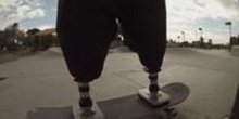 On nema obje noge, ali je naučio da vozi skejt! (VIDEO)