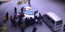 Podigli automobil i spasili pregaženu ženu (VIDEO)