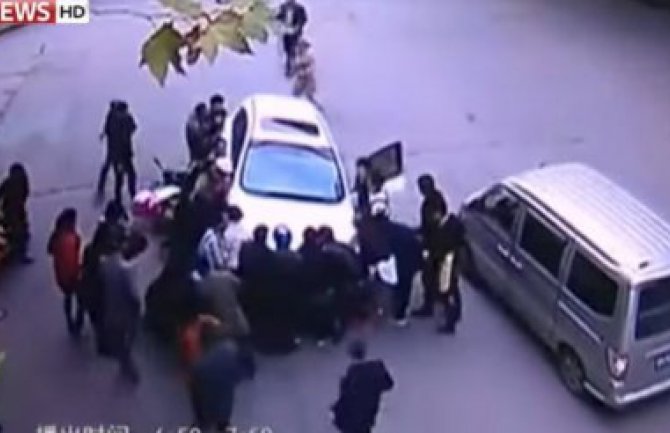Podigli automobil i spasili pregaženu ženu (VIDEO)