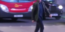 Toma Kruza zamalo udario autobus! (VIDEO)
