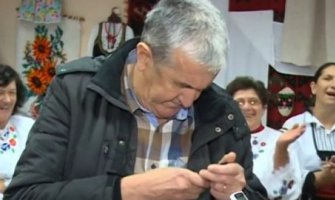 Telefon je zazvonio  u nezgodnom trenutku, a njegova reakcija je nasmijala cio Balkan (VIDEO)