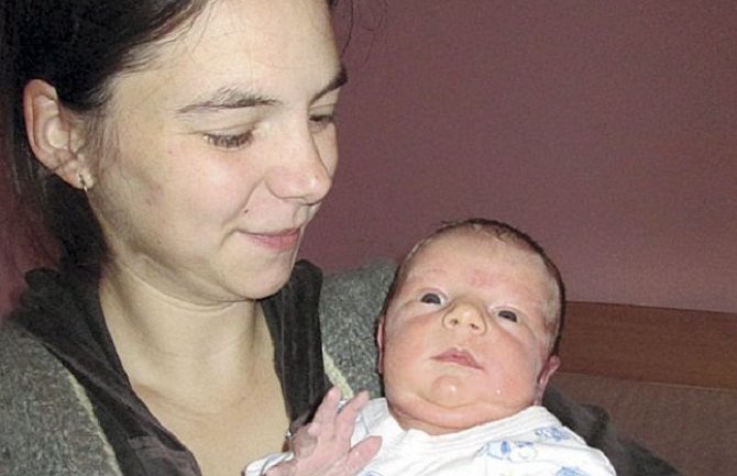 Dvoje djece rodila van porodilišta, jedno u liftu