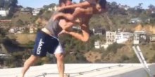 Porno zvijezda tužila milionera jer je bacio sa krova! (VIDEO)