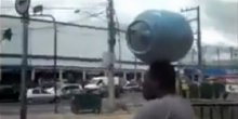 Vozi bicikl sa plinskom bocom na glavi! (VIDEO)