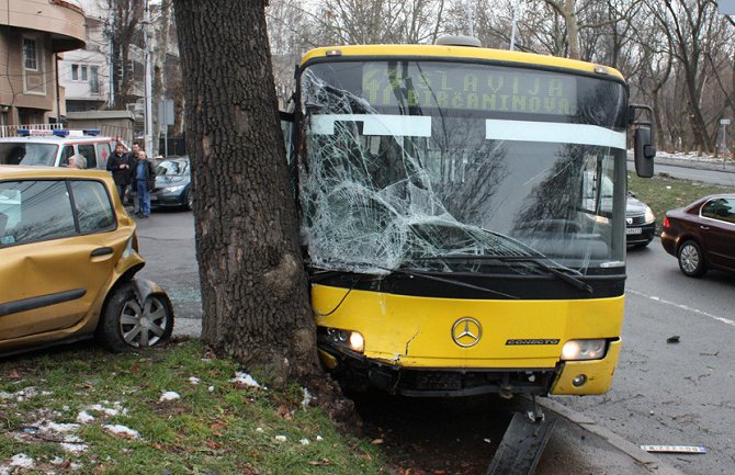 Beograd: Autobus udario u drvo