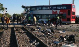  U sudaru voza i autobusa, poginulo 16, povrijeđeno 30 osoba