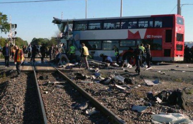  U sudaru voza i autobusa, poginulo 16, povrijeđeno 30 osoba