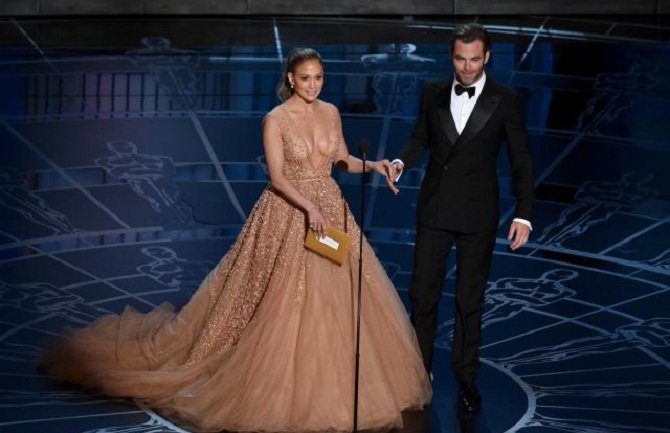 Pop diva Dženifer Lopez se saplela na dodjeli Oskara