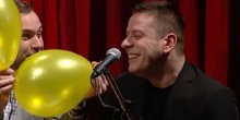 Vlado Georgiev pjeva svoj hiti na helijumu (Video)