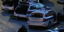 Huligani napali policiju