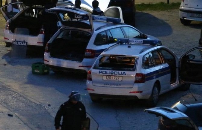 Huligani napali policiju