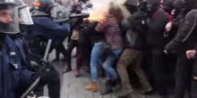 Policija iz neposredne blizine gađala u lice djevojku na protestu (VIDEO)