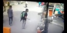 Tinejdžer pokazao srednji prst majmunu, a onda je usledila osveta (VIDEO)