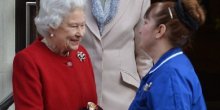 Detalj koji je promakao svjetskim medijima: Otkrivena tajna britanske kraljice?! (VIDEO)