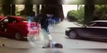 Pobjesneli vozač izvukao ženu iz auta i krvnički je prebio (Video)