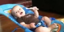 Hiperaktivna beba radi trbušnjake (VIDEO)