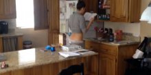 Potajno snimao suprugu:  Kada je vidio šta radi morao je video okačiti na internet! 
