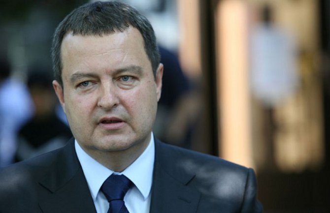 Dačić na infuziji: Otrovao se kozijim gulašom u Africi